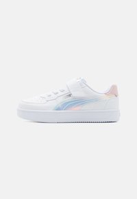Witte sneakers met een glad synthetisch bovenwerk, voorzien van een pastel iriserende streep, veters en een klittenbandsluiting, en een platte rubberen zool.