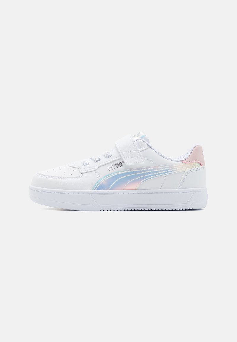 Witte sneakers met een glad synthetisch bovenwerk, voorzien van een pastel iriserende streep, veters en een klittenbandsluiting, en een platte rubberen zool.
