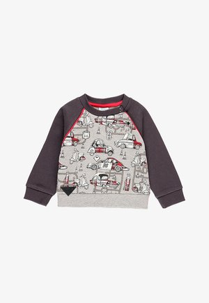 Sweat-shirt gris avec manches gris foncé, orné d'un motif sur le thème des voitures, accents rouges, poignets côtelés et une patte triangulaire noire sur l'ourlet.