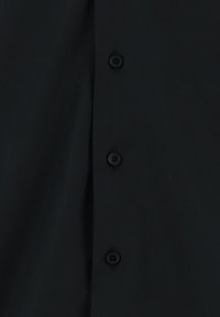Maglietta nera con una chiusura frontale a bottoni, dotata di quattro bottoni neri e una texture in tessuto liscia e leggera.