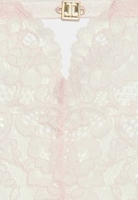 Lace bodysuit i lys rosa med blomster mønster, med V-hals og gullkrok detaljer. Myk, teksturert stoff med gjennomsiktige detaljer.