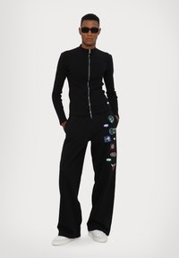 Dhruv Kapoor ZIPPED TURTLENECK UNISEX - Užtrauktuku užsegamas treningas - black