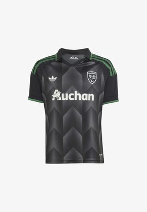 Maillot de sport noir et gris foncé à motifs avec des bandes vertes sur les épaules, une bordure verte aux manches, un col et les logos blancs Auchan et RCL.