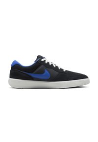 Baskets basses noires et bleues avec lacets blancs et semelle blanche, avec un swoosh Nike bleu sur le côté.