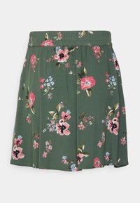 Saia floral em tecido verde, com flores rosa e azuis, cintura elástica e um design evasé com textura suave.