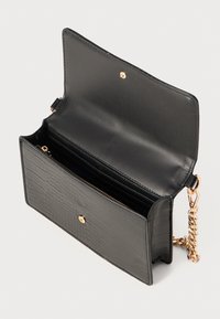 Črna torbica za čez ramo iz umetnega usnja z teksturiranim krokodilskim vzorcem, zlatim okovjem, verižnim naramnikom in več notranjimi predelki.