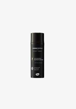 Schwarze zylindrische Flasche mit Pumpenzapfen. Das Etikett zeigt weißen Text mit der Aufschrift "GREEN PEOPLE Antioxidant Repair Serum 7" und dem Symbol für biologische Zertifizierung.