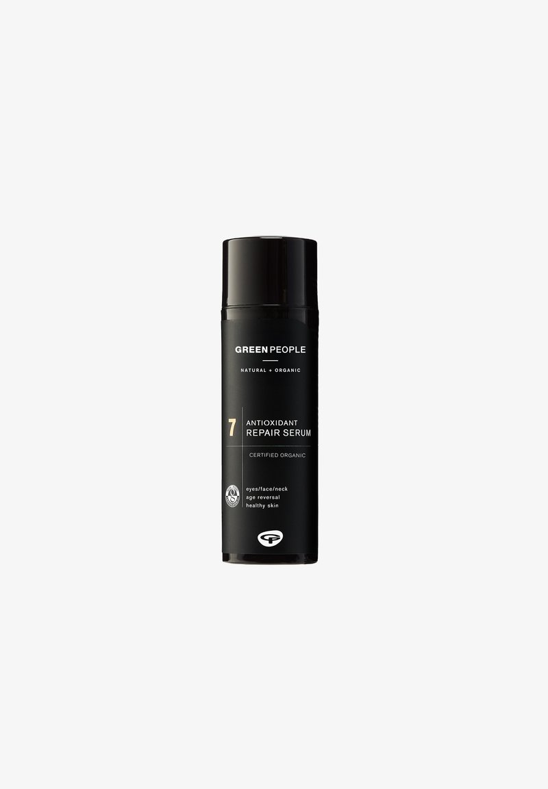 Schwarze zylindrische Flasche mit Pumpenzapfen. Das Etikett zeigt weißen Text mit der Aufschrift "GREEN PEOPLE Antioxidant Repair Serum 7" und dem Symbol für biologische Zertifizierung.