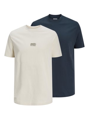 To ensfarvede t-shirts med korte ærmer, én cremefarvet med et lille "Jack & Jones"-logo på brystet og én ensfarvet mørk marineblå, vist på hvid baggrund.