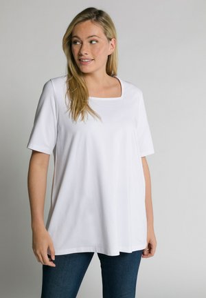 Camiseta blanca de manga corta con escote cuadrado, hecha de suave tejido de algodón. Corte holgado con una textura lisa, adecuada para un uso casual.