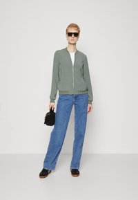 Vero Moda Tall VMCOCO - Bomber-jakk - laurel wreath