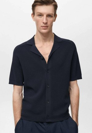 Marineblaues Kurzarmhemd aus strukturiertem Stoff mit einem Umlegekragen, Frontknöpfen und geradem Saum. Minimalistisches Design ohne Muster oder Akzente.