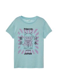 Lichtblauw katoenen T-shirt met korte mouwen, met een afbeelding van een maneki-neko kat en de tekst: "TOKYO," "JAPAN," en "KEEP GOING."