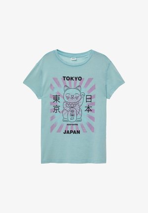 Helleblaue Baumwoll-T-Shirt mit kurzen Ärmeln, das eine Grafik einer Maneki-neko-Katze und den Text: "TOKYO," "JAPAN," und "KEEP GOING" zeigt.