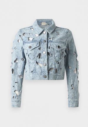 Veste en jean bleu clair avec broderie florale et plusieurs trous irréguliers découpés, boutons à l'avant et deux poches poitrine avec rabats.