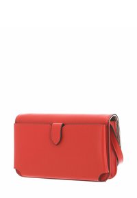 Sac bandoulière en cuir rouge avec une texture lisse, des bords arrondis, une fermeture à rabat et une sangle ajustable. Présente des coutures contrastées. Design compact.