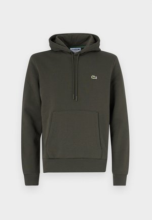 Tamsiai žalia džemperis su gobtuvu, pagamintas iš minkštos medžiagos, turi priekinę kengūros kišenę, reguliuojamą gobtuvą ir mažą siuvinėtą logotipą ant krūtinės.