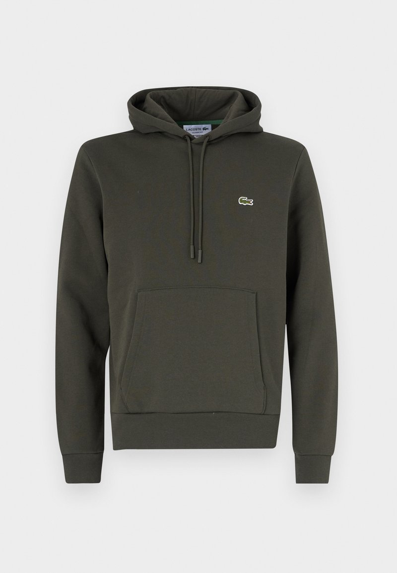 Khaki groene hoodie van zacht materiaal, met een voorzak in kangoeroestijl, een trekkoordcapuchon en een klein geborduurd logo op de borst.
