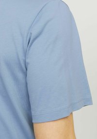 Jack & Jones LOGO RUNDHALS - Marškinėliai su spaudiniu - mountain spring