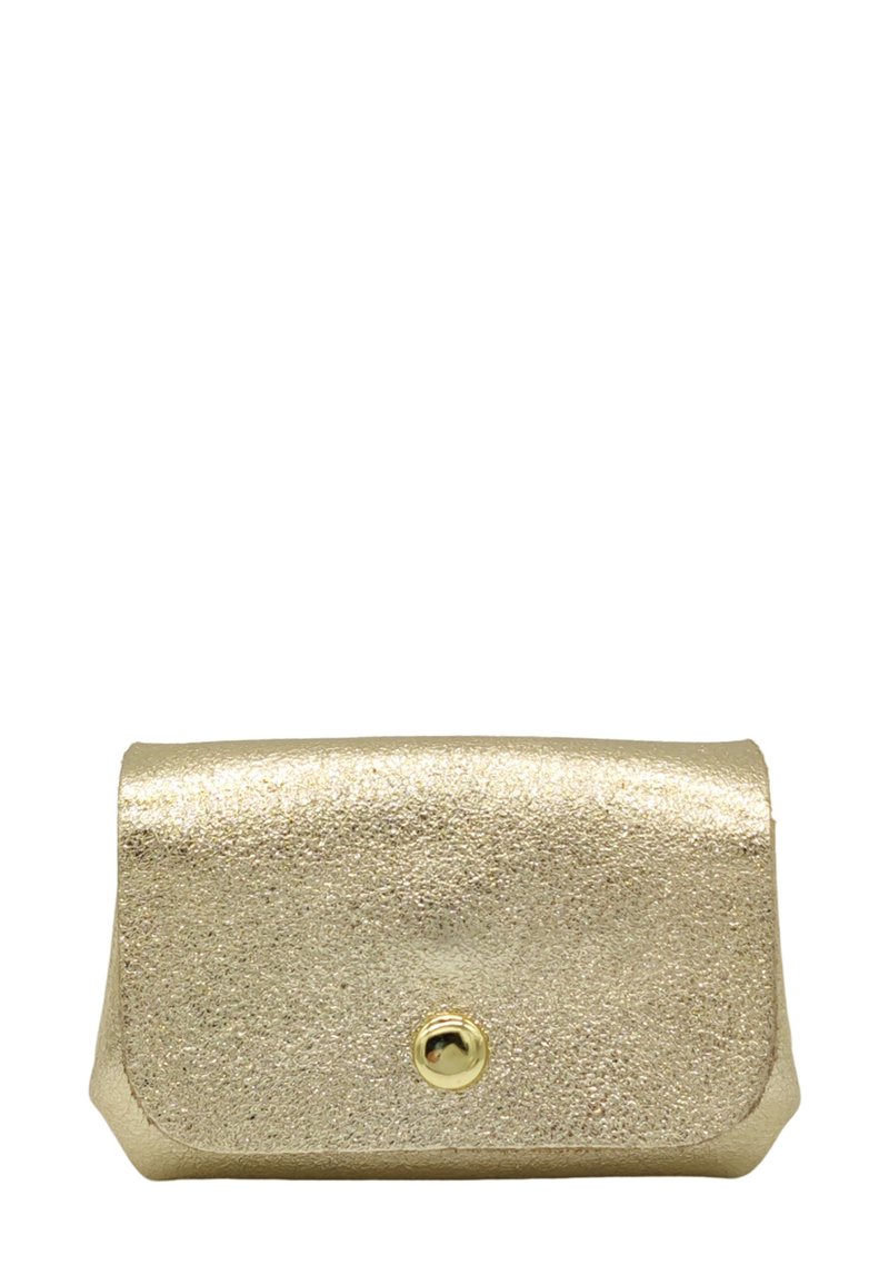 Petite pochette texturée dorée avec un rabat et une fermeture à bouton rond doré unique au centre avant.