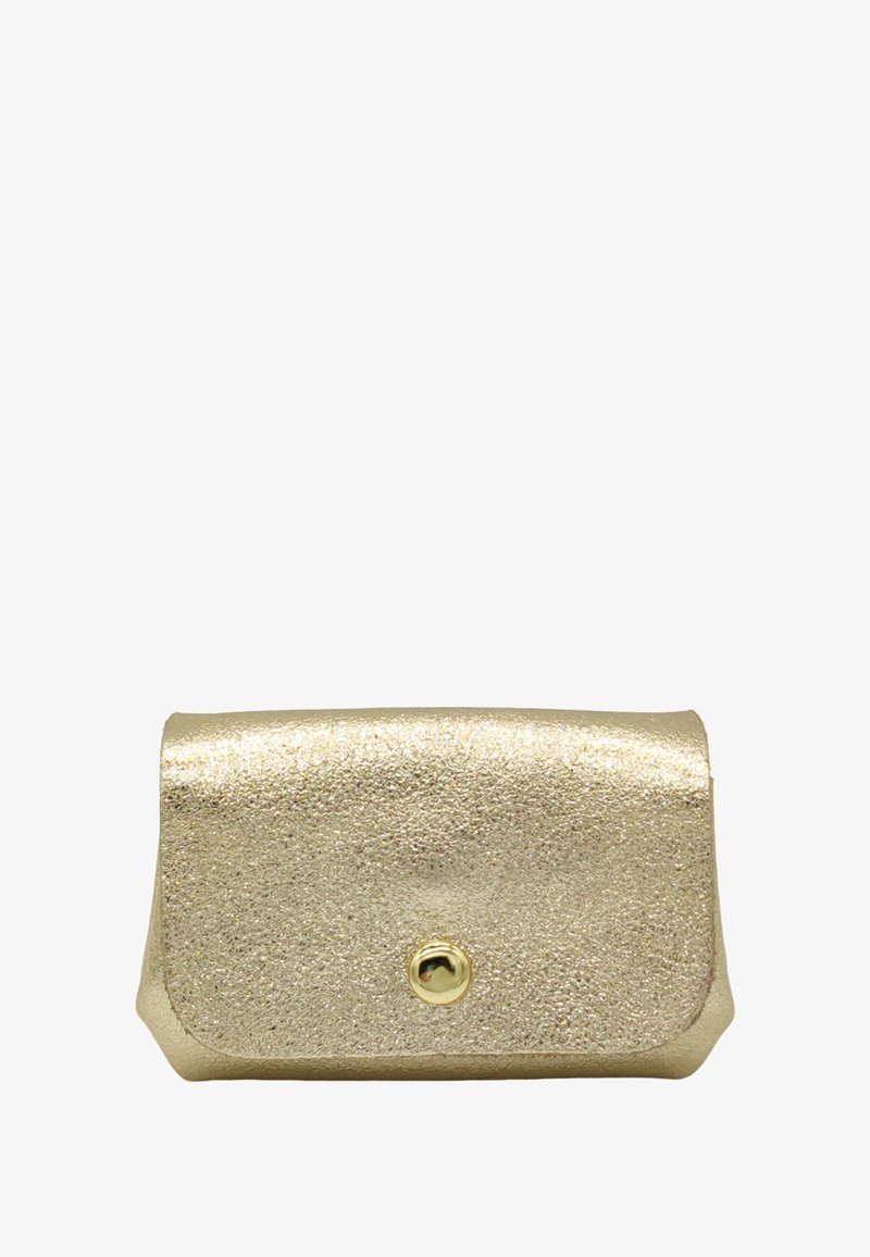 Petite pochette texturée dorée avec un rabat et une fermeture à bouton rond doré unique au centre avant.