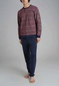 Set di abbigliamento da casa da uomo composto da una maglietta a maniche lunghe bordeaux a fantasia con dettagli blu navy e pantaloni blu navy semplici, realizzati in un tessuto morbido.