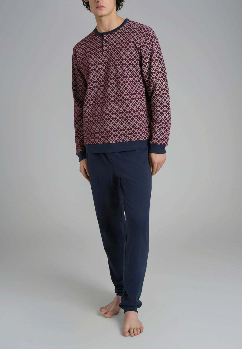 Set di abbigliamento da casa da uomo composto da una maglietta a maniche lunghe bordeaux a fantasia con dettagli blu navy e pantaloni blu navy semplici, realizzati in un tessuto morbido.