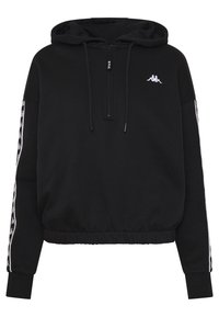 Sudadera negra con cremallera y capucha ajustable, con cintura elástica y logo blanco en el pecho. Presenta franjas blancas verticales con patrones en las mangas.