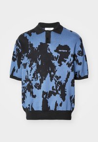 Πόλο κοντού μανικιού σε μπλε και μαύρο με υφασμάτινο, αφηρημένο σχέδιο. Διαθέτει μαύρο γιακά και τριπλή κουμπί-κλείσιμο.