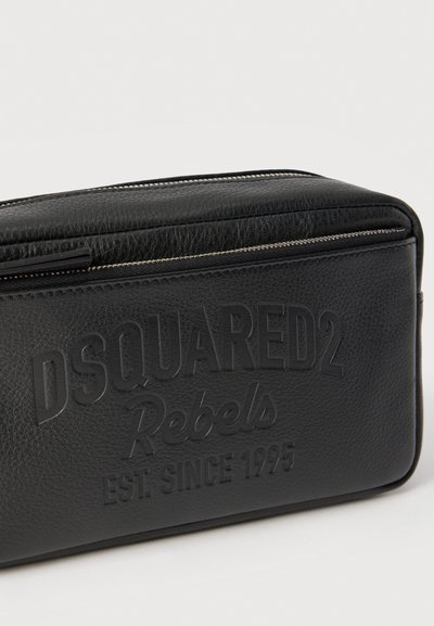 Fekete, texturált bőrből készült tasak dombornyomott "DSQUARED2 Rebels EST. SINCE 1995" felirattal, és a felső részén látható cipzárral.