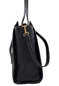 Borsa a tracolla nera in pelle con finitura testurizzata, dotata di una chiusura in metallo dorato e di una sola tracolla regolabile. Forma rettangolare con angoli appuntiti.