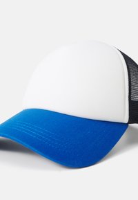 Gorra de béisbol con un panel frontal blanco, visera azul y parte trasera de malla negra. Presenta una visera curvada y tejido texturizado.