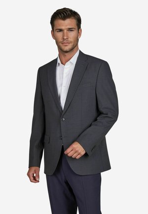 Grau blazer aus strukturiertem Stoff, einreihig mit zwei Knöpfen, mit angeschnittenem Revers und zwei Vorder pockets. Getragen über einem weißen Hemd.