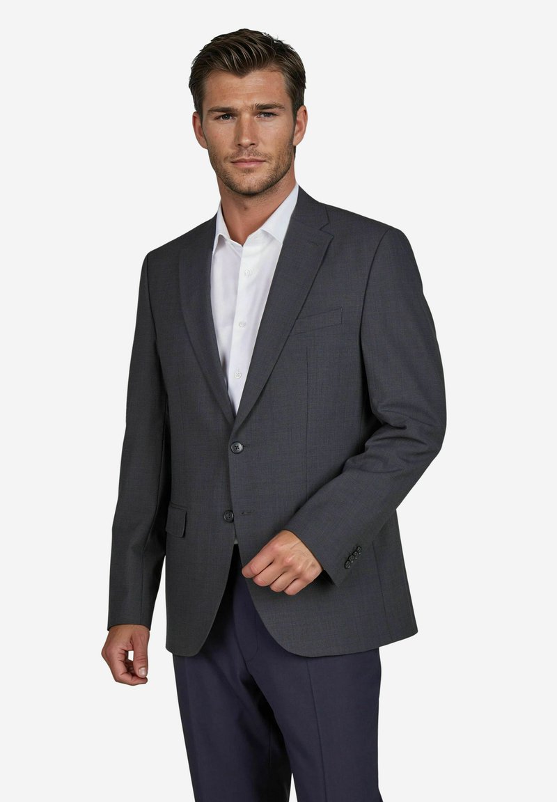 Grau blazer aus strukturiertem Stoff, einreihig mit zwei Knöpfen, mit angeschnittenem Revers und zwei Vorder pockets. Getragen über einem weißen Hemd.