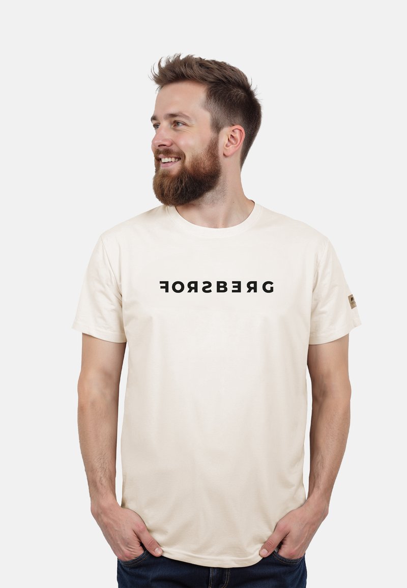 Cremfarbener T-Shirt mit kurzen Ärmeln, auf dem die markante schwarze Schrift "FORSBERG" auf der Vorderseite prangt. Aus Baumwollstoff, entspannte Passform, minimalistisches Design.