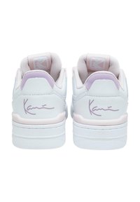Hvite sneakers med lavendel accenter, glatt lærmateriale, polstret krage og signaturdesign detalj på hælen.