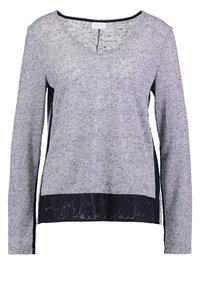 Grauer Pullover mit langen Ärmeln und V-Ausschnitt, aus strukturiertem Stoff gefertigt und mit einem marineblauen Spitzenbesatz am Saum. Einfaches Design mit Farbfeld-Effekt.