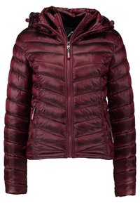 Bordeaux pufferjakke med hætte, der har vandret quiltede sektioner, en frontlynlås og sidelommer med lynlåslukning.