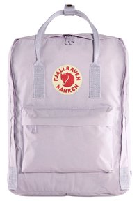 Fjällräven Kanken ryggsekk i lys lavendel, med en frontlomme, logo-patch, stoffløkker og kontraststingdetaljer.