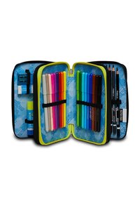 Astuccio con cerniera contenente pennarelli vivaci, matite colorate, un temperamatite e una colla stick su un interno blu a fantasia. Decorato con una rifinitura gialla.