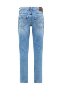 Šviesiai mėlynos džinsinės kelnės su tiesiomis kojomis, vidutinio dydžio juosmeniu, penkiomis kišenėmis ir ruda odine etikete gale.