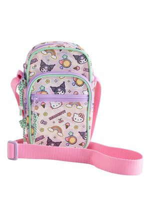 Mała pastelowo fioletowa torebka na ramię z różowym paskiem, ozdobiona wzorami Hello Kitty, Kuromi, tęczy, słońc i lodów.