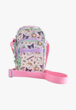 Mała pastelowo fioletowa torebka na ramię z różowym paskiem, ozdobiona wzorami Hello Kitty, Kuromi, tęczy, słońc i lodów.