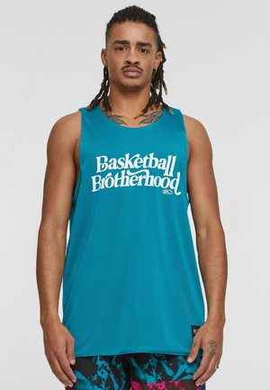 Teal basketballtrøye med mesh tekstur, med "Basketball Brotherhood" i hvit tekst. Designet har en avslappet passform og er uten ermer.