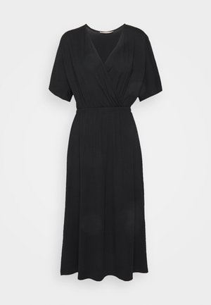 Czarna maxi sukienka z dekoltem w kształcie litery V i krótkimi rękawami. Posiada związany w talii pas i luźną spódnicę. Wykonana z miękkiego, lekkiego materiału.