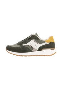 Baskets vertes et blanches en matériaux en daim et cuir, avec un embout perforé, un accent jaune au niveau du talon et une semelle en caoutchouc.