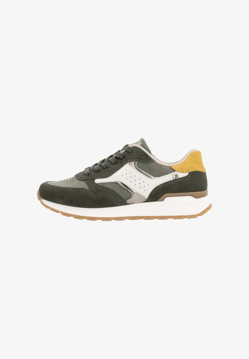 Sneaker verde e bianco realizzata con materiali in suede e pelle, con una punta perforata, un accento giallo sul tallone e una suola in gomma.