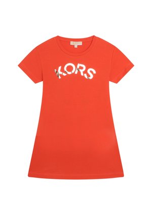 Vestido rojo de camiseta con mangas cortas y cuello redondo, que presenta un logo blanco reflectante "KORS" en el pecho. Tejido de algodón suave.