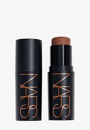 Mat sort NARS makeup-stick med kobberlogo, en lukket og en med brun creme-stick ude.