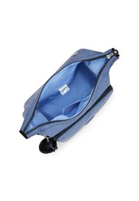 Borsa di tessuto blu con chiusura a zip, con un interno di un blu chiaro e un ciondolo a pompon nero attaccato alla cerniera.